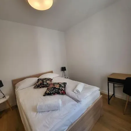 Duzy Apartament W Centrum - 3 Pokoje - Garaz Lägenhet